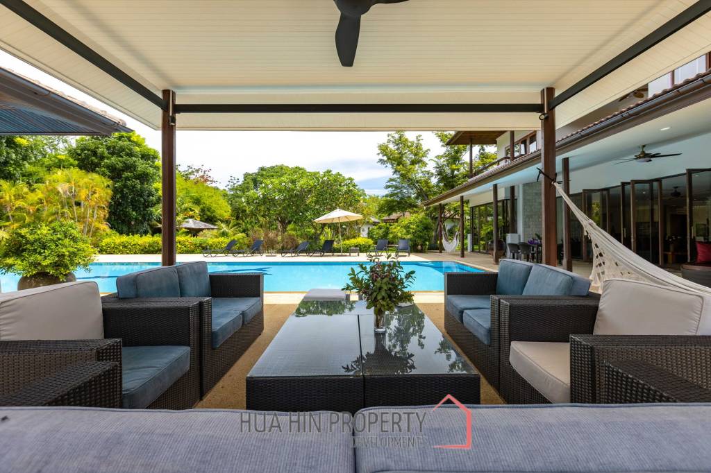 Amazing 9 bed, 8 Bath Pool Villa on Palm Hills Golf Course