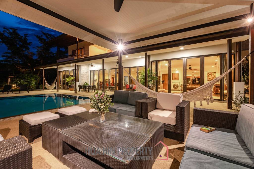 Amazing 9 bed, 8 Bath Pool Villa on Palm Hills Golf Course