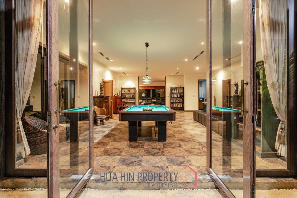 Amazing 9 bed, 8 Bath Pool Villa on Palm Hills Golf Course