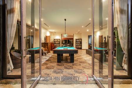 Amazing 9 bed, 8 Bath Pool Villa on Palm Hills Golf Course