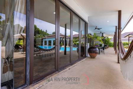 Amazing 9 bed, 8 Bath Pool Villa on Palm Hills Golf Course
