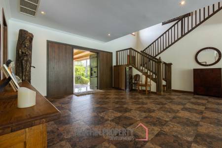 Amazing 9 bed, 8 Bath Pool Villa on Palm Hills Golf Course