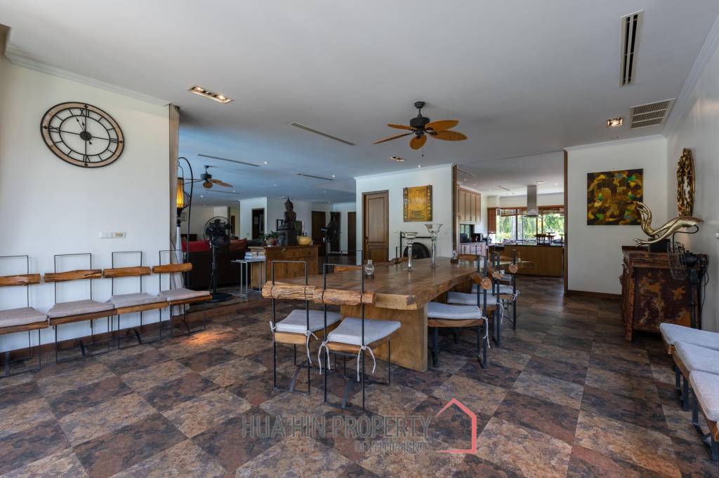 Amazing 9 bed, 8 Bath Pool Villa on Palm Hills Golf Course