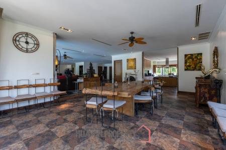 Amazing 9 bed, 8 Bath Pool Villa on Palm Hills Golf Course