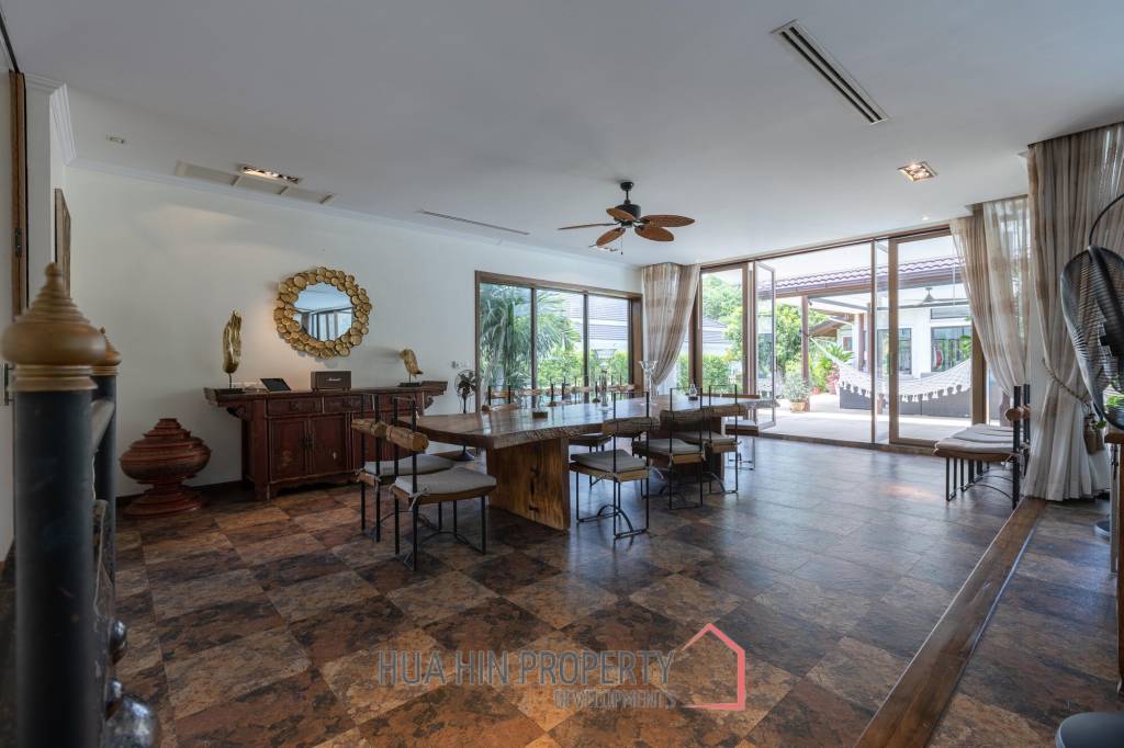 Amazing 9 bed, 8 Bath Pool Villa on Palm Hills Golf Course