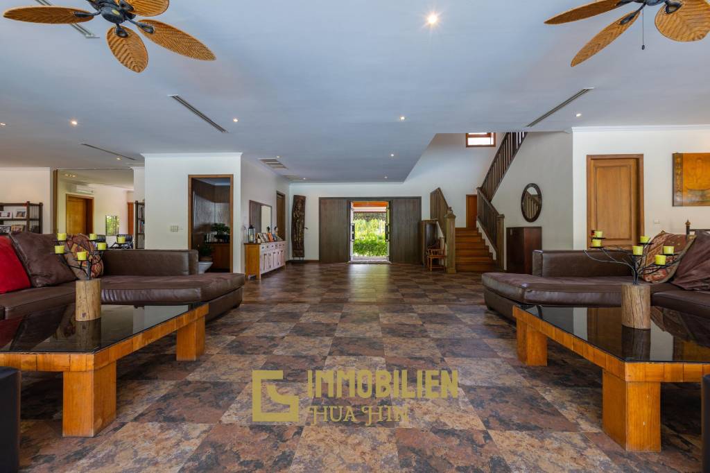 Amazing 9 bed, 8 Bath Pool Villa on Palm Hills Golf Course