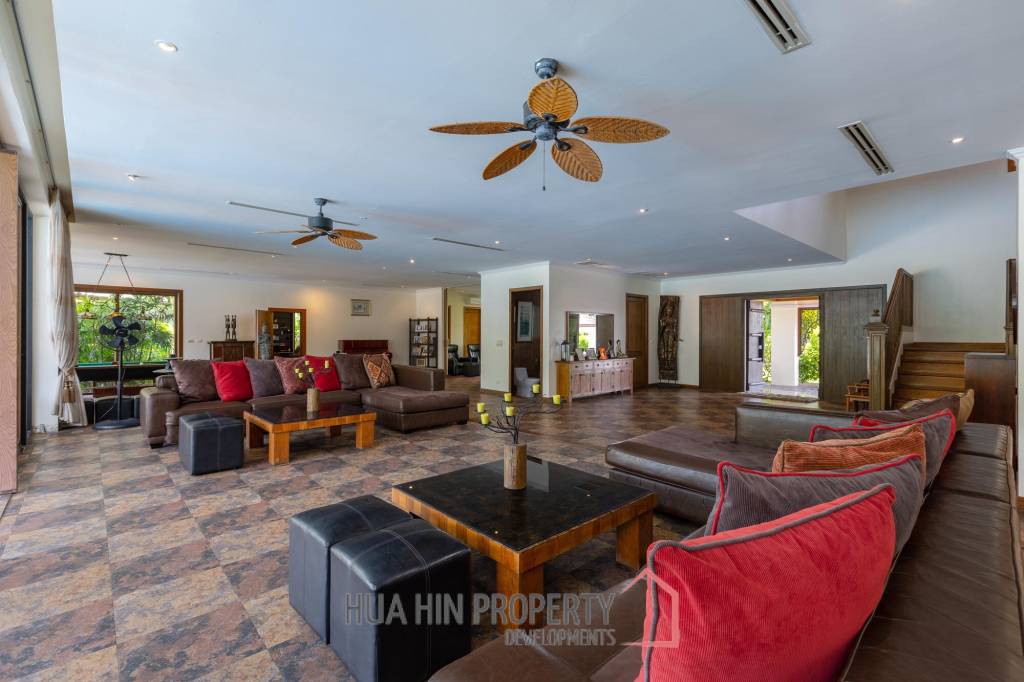 Amazing 9 bed, 8 Bath Pool Villa on Palm Hills Golf Course