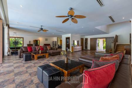 Amazing 9 bed, 8 Bath Pool Villa on Palm Hills Golf Course