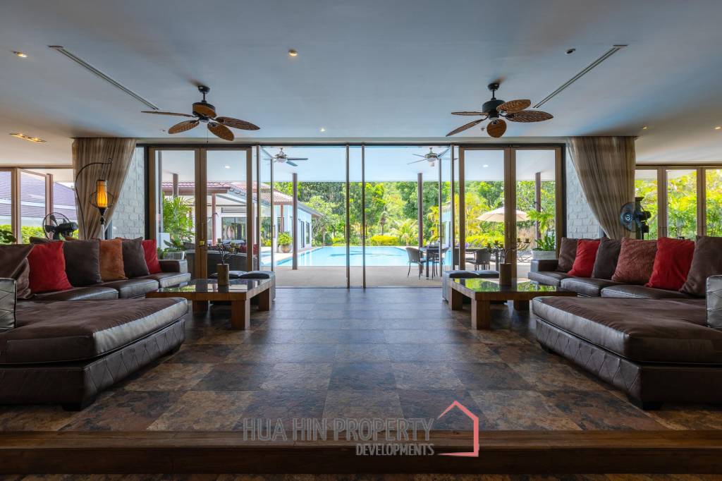 Amazing 9 bed, 8 Bath Pool Villa on Palm Hills Golf Course