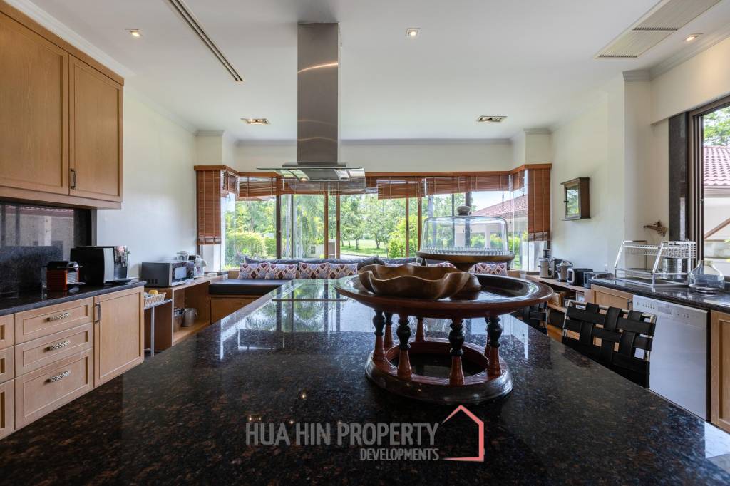 Amazing 9 bed, 8 Bath Pool Villa on Palm Hills Golf Course