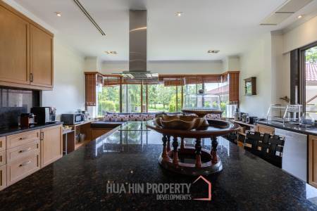 Amazing 9 bed, 8 Bath Pool Villa on Palm Hills Golf Course