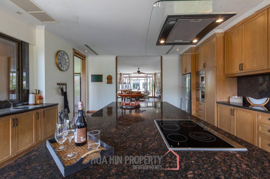 Amazing 9 bed, 8 Bath Pool Villa on Palm Hills Golf Course