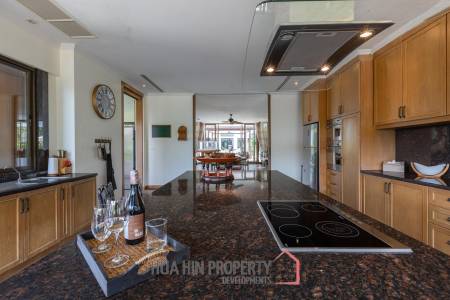 Amazing 9 bed, 8 Bath Pool Villa on Palm Hills Golf Course