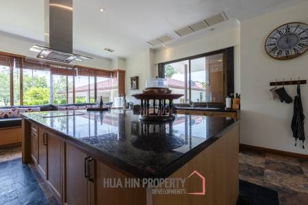 Amazing 9 bed, 8 Bath Pool Villa on Palm Hills Golf Course