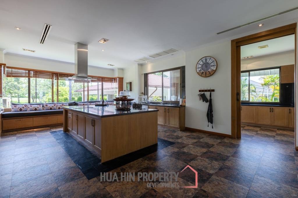 Amazing 9 bed, 8 Bath Pool Villa on Palm Hills Golf Course