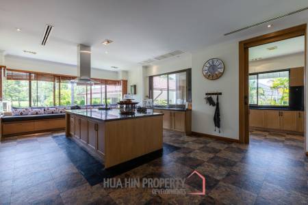 Amazing 9 bed, 8 Bath Pool Villa on Palm Hills Golf Course