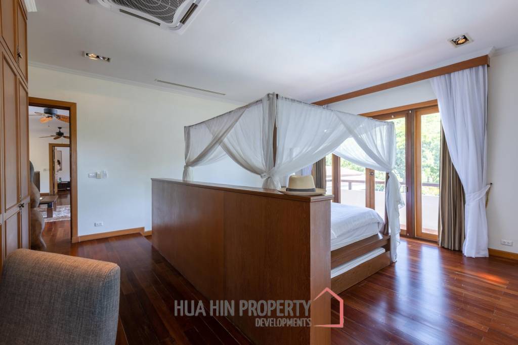 Amazing 9 bed, 8 Bath Pool Villa on Palm Hills Golf Course