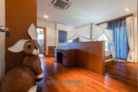 Amazing 9 bed, 8 Bath Pool Villa on Palm Hills Golf Course