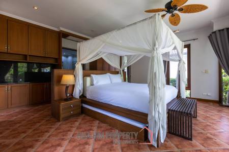 Amazing 9 bed, 8 Bath Pool Villa on Palm Hills Golf Course