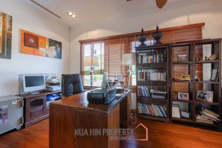 Amazing 9 bed, 8 Bath Pool Villa on Palm Hills Golf Course