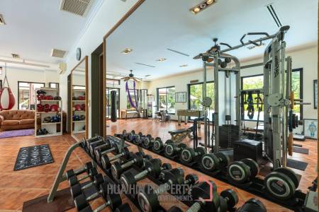 Amazing 9 bed, 8 Bath Pool Villa on Palm Hills Golf Course