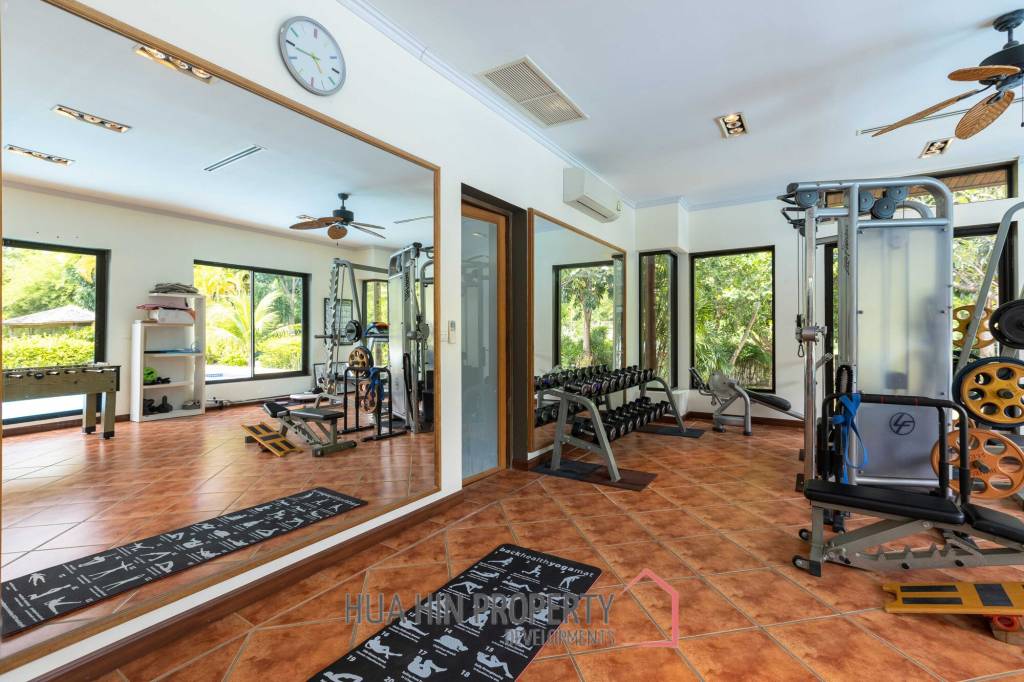 Amazing 9 bed, 8 Bath Pool Villa on Palm Hills Golf Course