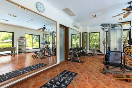 Amazing 9 bed, 8 Bath Pool Villa on Palm Hills Golf Course