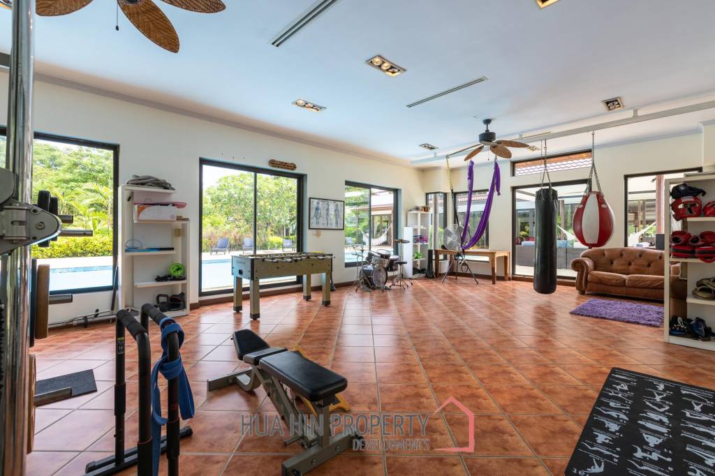Amazing 9 bed, 8 Bath Pool Villa on Palm Hills Golf Course