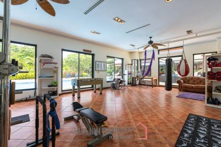 Amazing 9 bed, 8 Bath Pool Villa on Palm Hills Golf Course