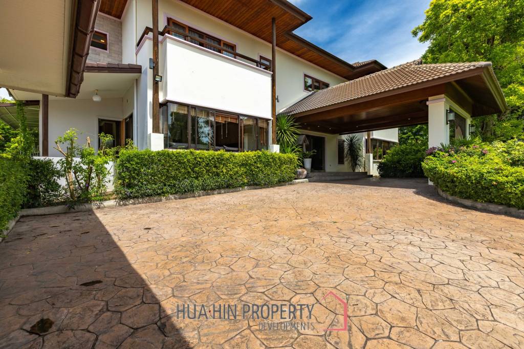 Amazing 9 bed, 8 Bath Pool Villa on Palm Hills Golf Course
