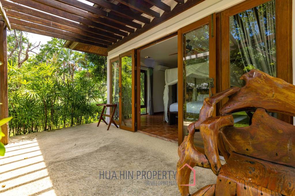 Amazing 9 bed, 8 Bath Pool Villa on Palm Hills Golf Course
