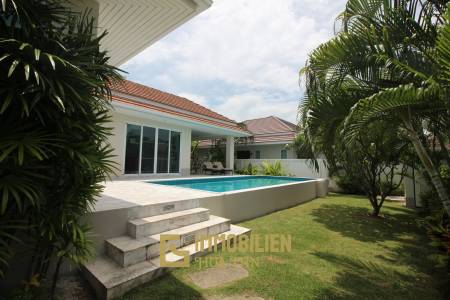 Qualitativ hochwertige und modern eingerichtete 3 Schlafzimmer Pool Villa in einem sehr gepflegten Zustand