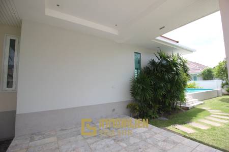 Qualitativ hochwertige und modern eingerichtete 3 Schlafzimmer Pool Villa in einem sehr gepflegten Zustand
