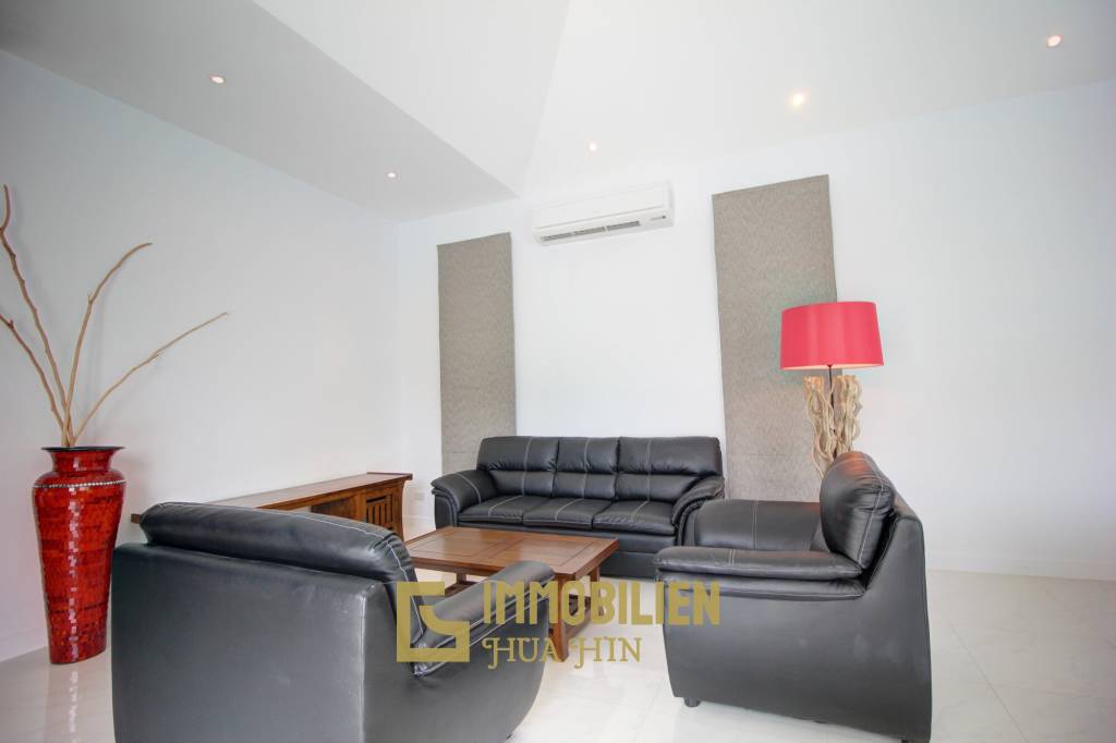 Qualitativ hochwertige und modern eingerichtete 3 Schlafzimmer Pool Villa in einem sehr gepflegten Zustand