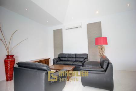 Qualitativ hochwertige und modern eingerichtete 3 Schlafzimmer Pool Villa in einem sehr gepflegten Zustand