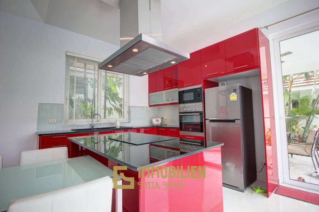 Qualitativ hochwertige und modern eingerichtete 3 Schlafzimmer Pool Villa in einem sehr gepflegten Zustand
