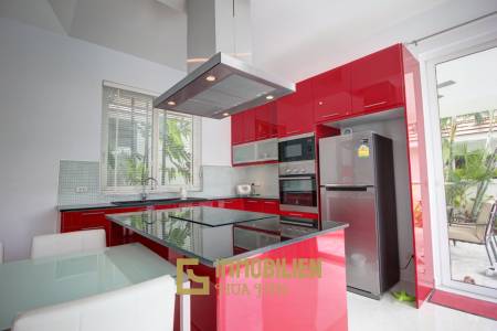 Qualitativ hochwertige und modern eingerichtete 3 Schlafzimmer Pool Villa in einem sehr gepflegten Zustand
