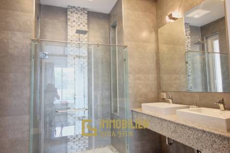 Qualitativ hochwertige und modern eingerichtete 3 Schlafzimmer Pool Villa in einem sehr gepflegten Zustand