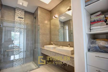 Qualitativ hochwertige und modern eingerichtete 3 Schlafzimmer Pool Villa in einem sehr gepflegten Zustand