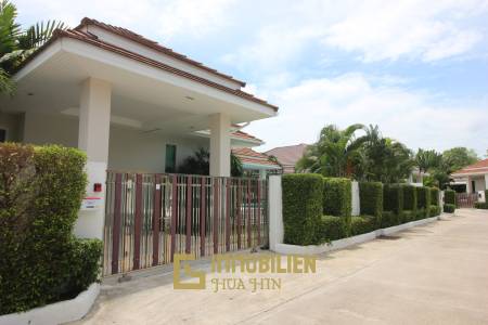Qualitativ hochwertige und modern eingerichtete 3 Schlafzimmer Pool Villa in einem sehr gepflegten Zustand