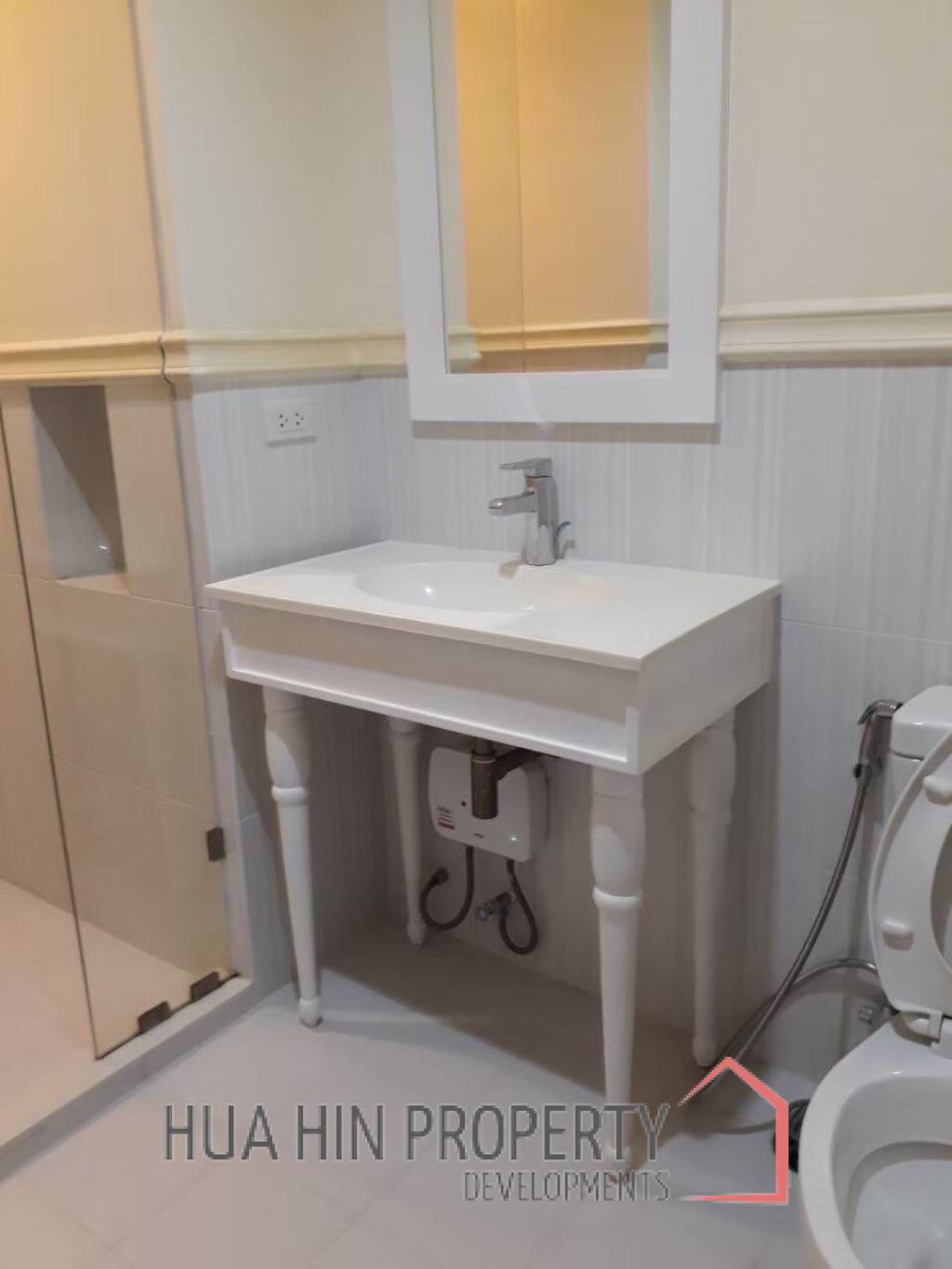 2 Bedroom Condo In Great Location