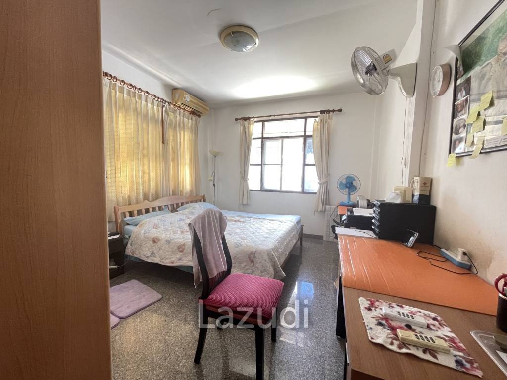 3 Bedroom House with Pool