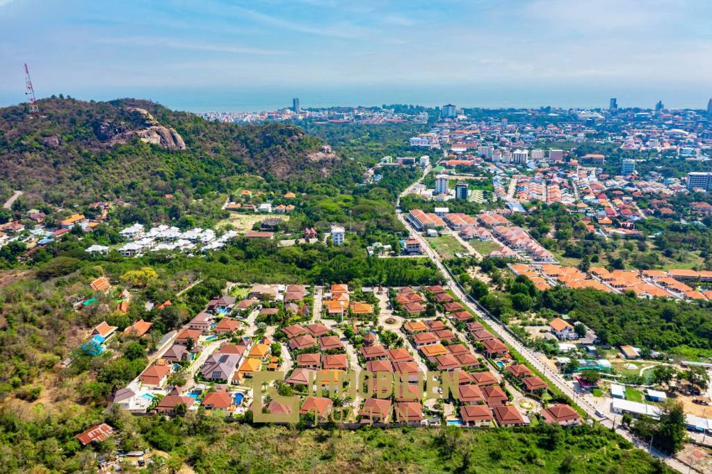 Horizon: Eindrucksvolle 5 Schlafzimmer Pool Villa Nahe des Zentrums von Hua Hin