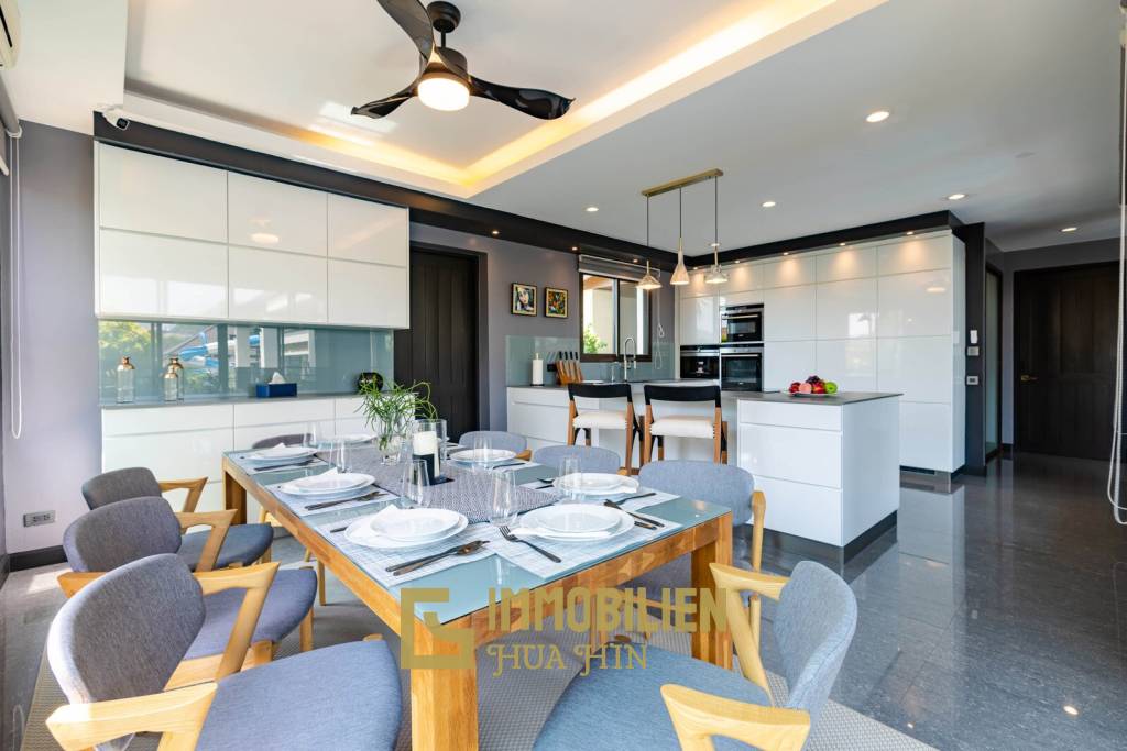 Horizon: Eindrucksvolle 5 Schlafzimmer Pool Villa Nahe des Zentrums von Hua Hin