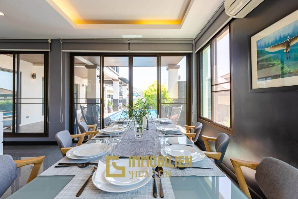 Horizon: Eindrucksvolle 5 Schlafzimmer Pool Villa Nahe des Zentrums von Hua Hin