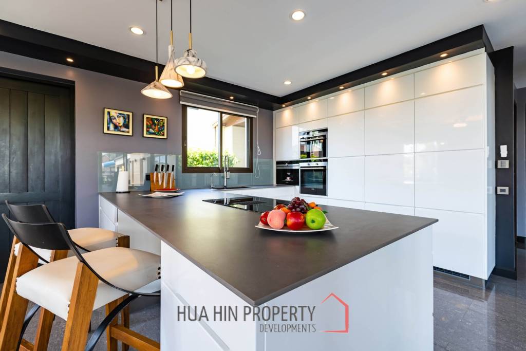 Stunning 5 Bedroom Pool Villa very Close to Central Hua Hin