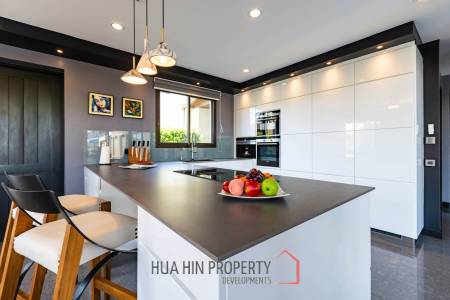 Stunning 5 Bedroom Pool Villa very Close to Central Hua Hin