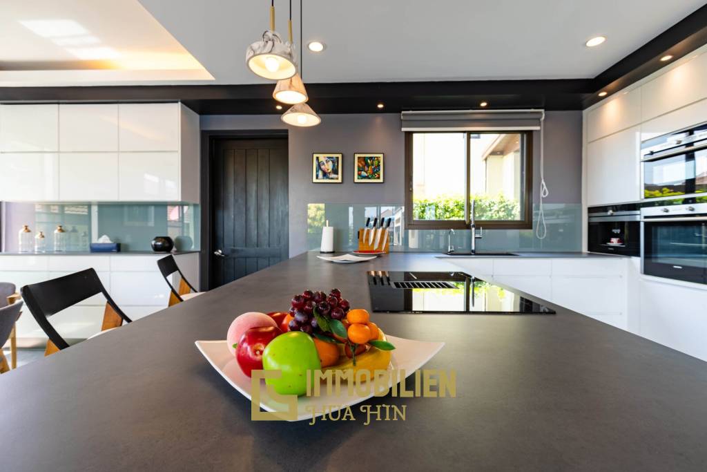 Horizon: Eindrucksvolle 5 Schlafzimmer Pool Villa Nahe des Zentrums von Hua Hin