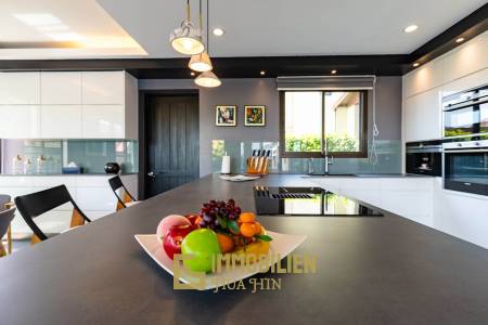 Horizon: Eindrucksvolle 5 Schlafzimmer Pool Villa Nahe des Zentrums von Hua Hin