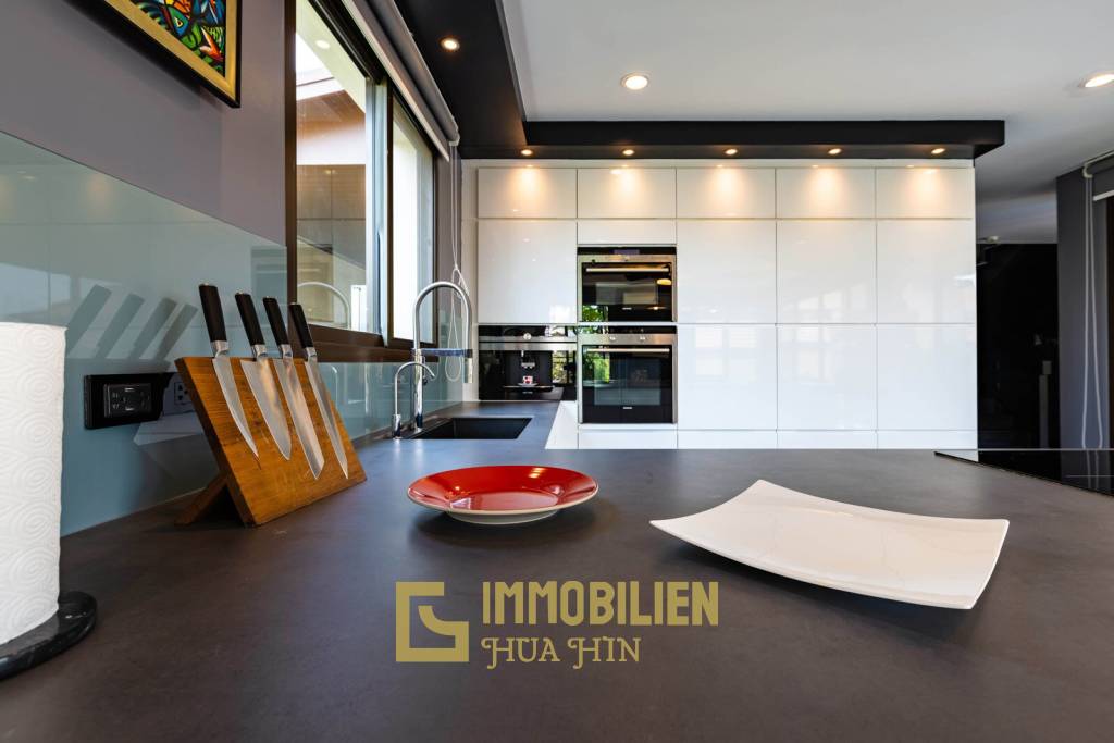 Horizon: Eindrucksvolle 5 Schlafzimmer Pool Villa Nahe des Zentrums von Hua Hin
